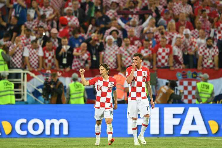 Além da camisa quadriculada em branco e vermelho, o calção e os meiões da seleção serão brancos