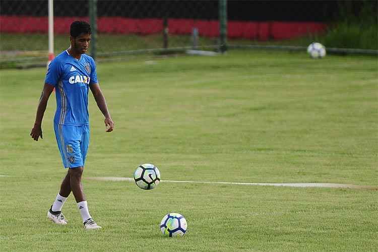 "Eu e Gabriel temos conversado bastante para que não se dê espaço", disse volante Fellipe Bastos