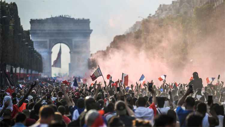 Champs-Elysées completamente lotada depois da conquista do título; ao fundo, o Arco do Triunfo