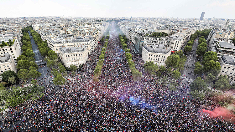 Ruas de Paris completamente tomadas pela torcida depois da confirmação do bicampeonato mundial