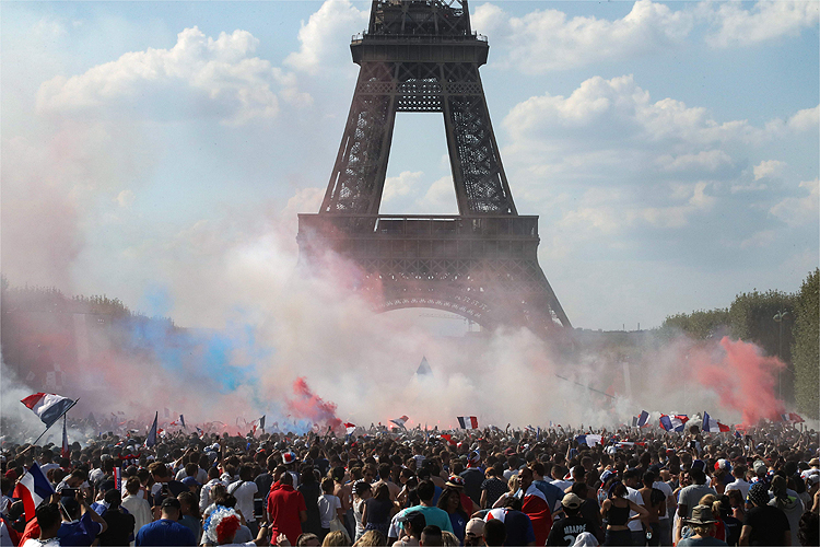 Região da Torre Eiffel concentrou milhares de pessoas durante o jogo e depois do título francês