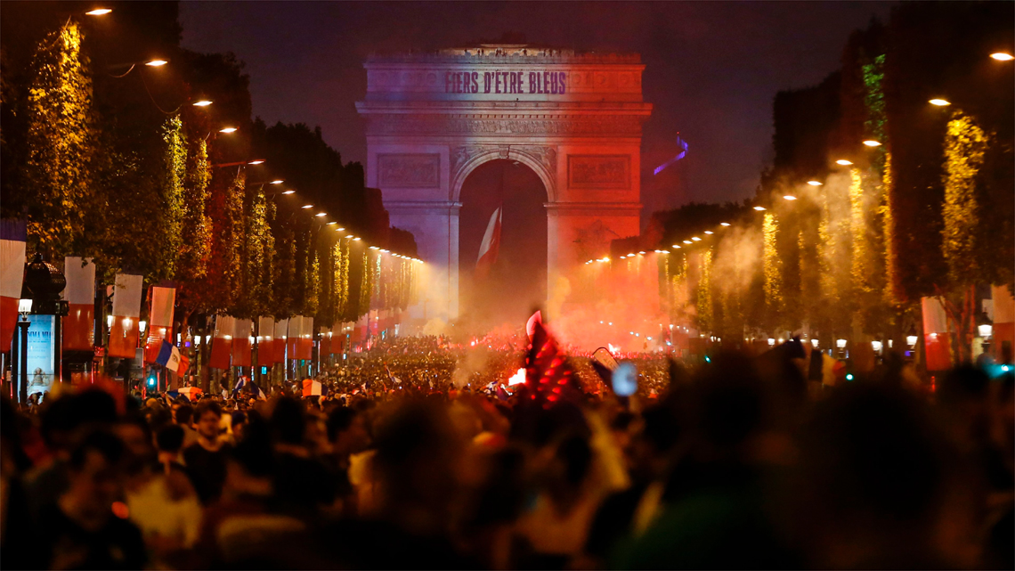 Champs-Elysées ficou toda iluminada com as cores da bandeira francesa e valorizou ainda mais a festa