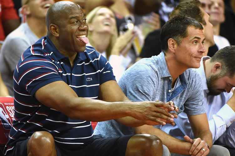 Lenda do basquete "Magic" Johnson acompanhou o jogo ao lado de Rob Pelinka, dirigente dos Lakers