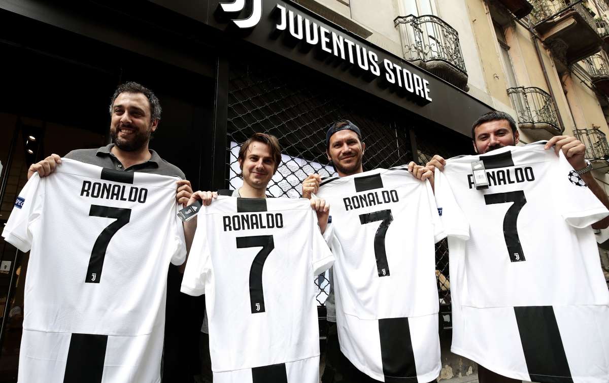 Lojas da Juventus vendem a camisa de Cristiano Ronaldo a 100 euros, algo em torno de R$ 447