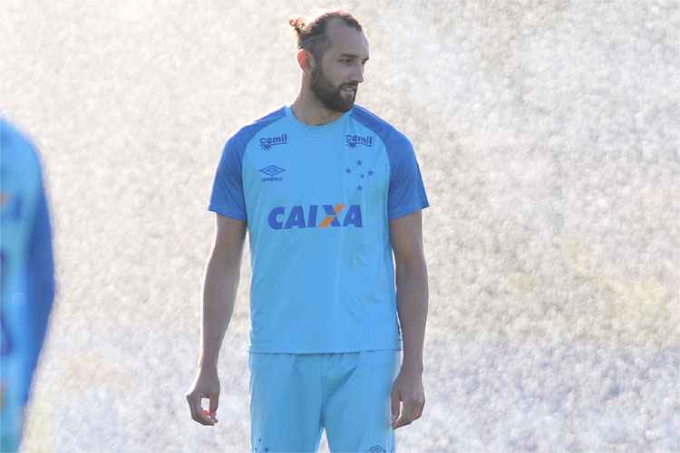 Contratado pelo Cruzeiro após deixar a LDU de Quito, Barcos estreará nesta quinta contra o América