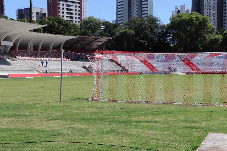 Gramado já apresenta boa melhora e a novidade foi a instalação das redes nas duas barras