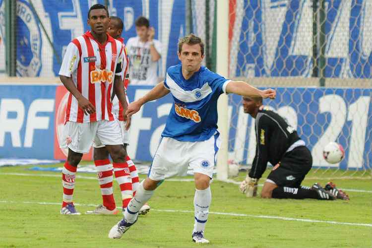 Montillo defendeu a camisa do Cruzeiro entre 2010 e 2012, disputando 144 jogos e marcando 36 gols