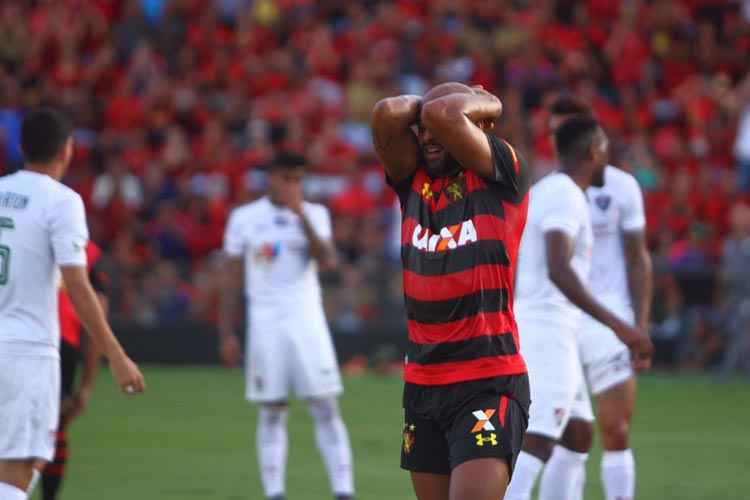 Sport foi superior no primeiro tempo, mas não conseguiu concluir chances que teve