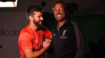 Jürgen Klopp (dir) vem tendo dificuldades com falhas dos goleiros que tem no elenco vermelho