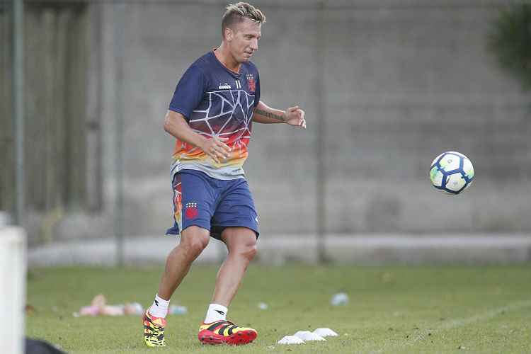 Novidade é a presença do atacante Maxi López, contratado recentemente, que vestirá a camisa 11