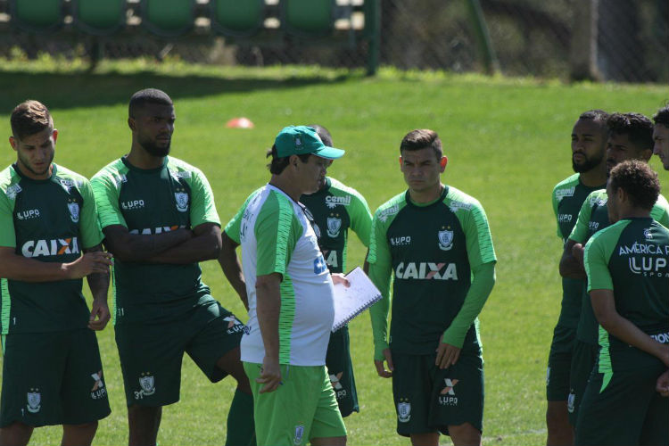 Antes de iniciar o treinamento no CT Lanna Drumond, Adilson teve uma longa conversa com o grupo