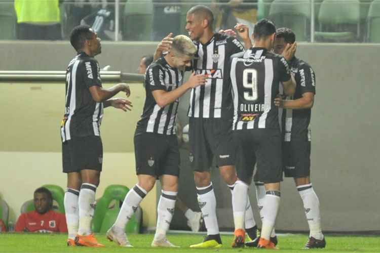 Leonardo Silva é abraçado pelos companheiros após marcar gol para o Atlético contra o Paraná