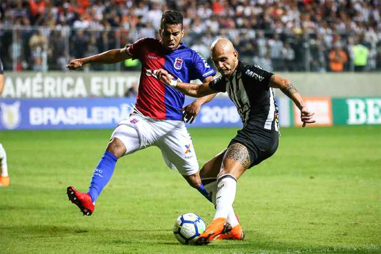 Fábio Santos precisou deixar o gramado no jogo contra o Paraná aos 19 minutos do segundo tempo