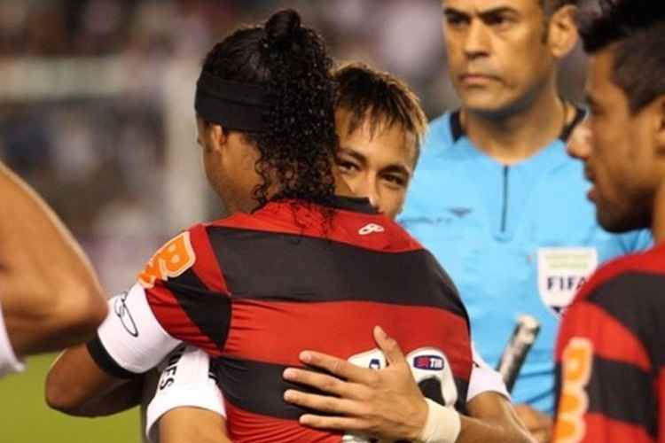 Ronaldinho Gaúcho e Neymar protagonizaram gols incríveis no jogo de 2011 pelo Brasileirão