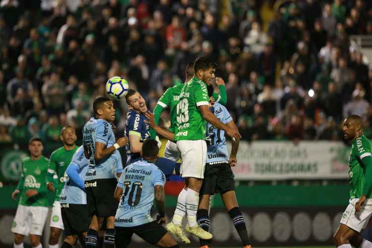 Chapecoense pressionou nos minutos finais, mas não conseguiu o gol da virada na Arena Condá
