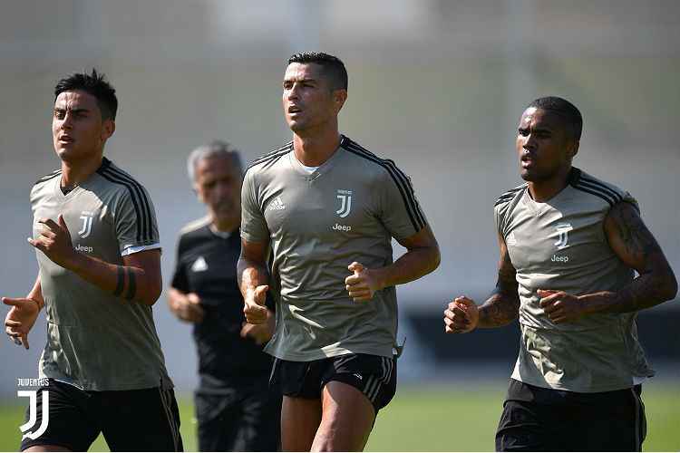 CR7 realizou um trabalho no gramado que também contou com a presença do brasileiro Douglas Costa