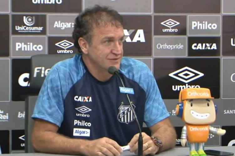 Cuca foi apresentado oficialmente pelo Santos na tarde desta terça-feira