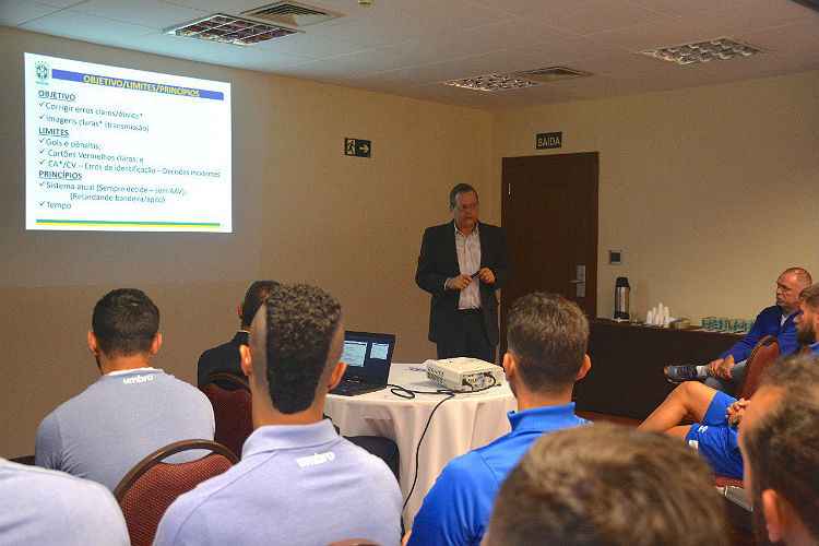 Palestra com elenco do Cruzeiro foi conduzida pelo supervisor de árbitro de vídeo do jogo, Nilson Monção