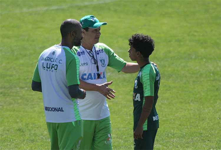 Adilson Batista promoveu volta de Matheusinho ao time, depois de longa inatividade pela lesão no joelho