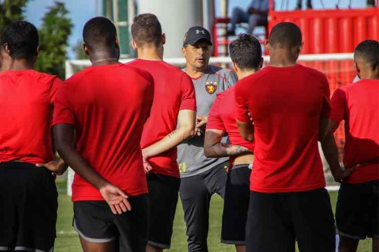 "Vamos mexer para dar uma motivada para quem está fora", disse o técnico Claudinei Oliveira