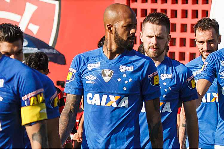 Bruno Silva, que estava pendurado com dois cartões, levou o terceiro amarelo neste domingo