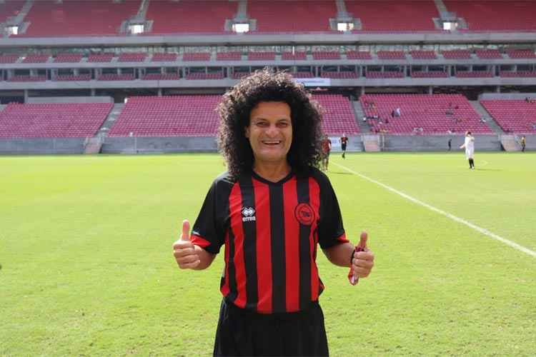 Aos 61 anos, ídolo do Pássaro Preto foi homenageado na Arena de Pernambuco e aplaudido de pé