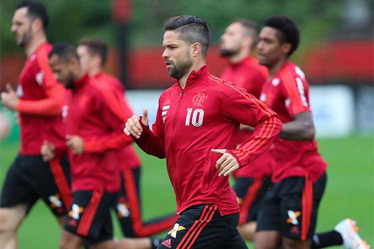 Diego, que perdeu pênalti pelo Flamengo na final da Copa do Brasil de 2017, é o camisa 10 da equipe