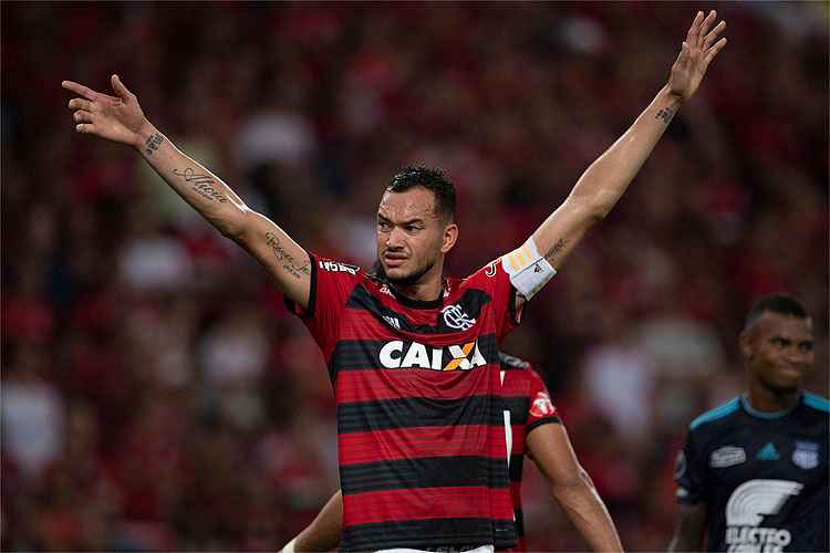 Conhecido por fazer muitos gols de cabeça, Réver já marcou 11 vezes com a camisa do Flamengo