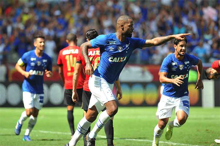 Dedé marcou dois gols de cabeça no Brasileiro, um deles na vitória por 2 a 0 sobre o Sport, no Mineirão