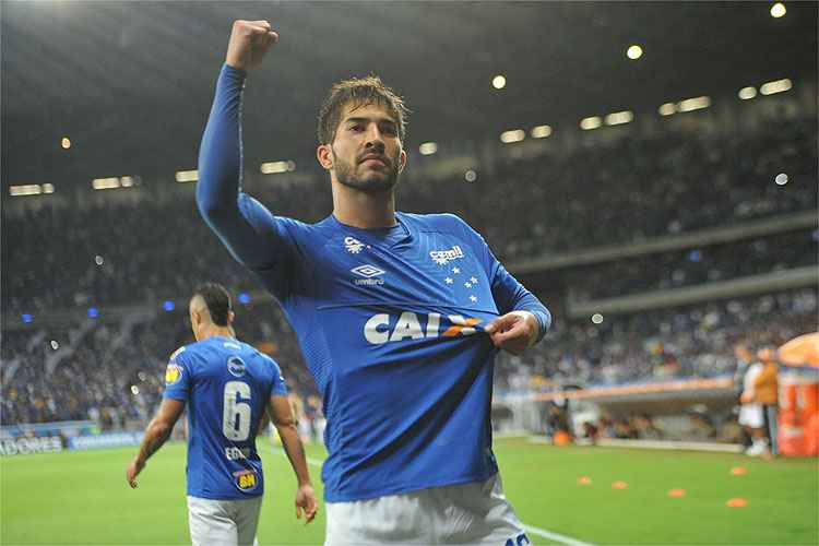 Lucas Silva recuperou a titularidade na Copa Libertadores e formará dupla de volantes com Henrique