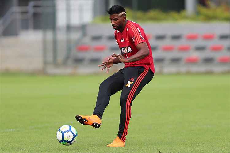 Rodinei ganhou concorrência contra Pará e assumiu a titularidade na lateral direita do Flamengo em 2018