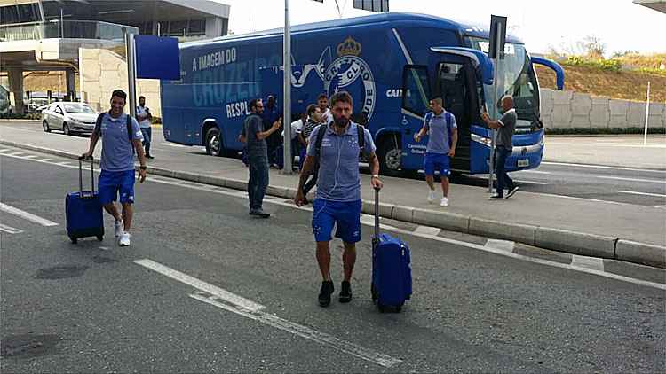 Rafael Sobis, que havia se queixado de dores na partida de domingo contra o Vitória, viajou para o Rio