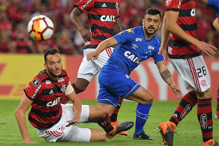 Robinho deu assistência para Arrascaeta marcar o primeiro gol do Cruzeiro na vitória sobre o Flamengo