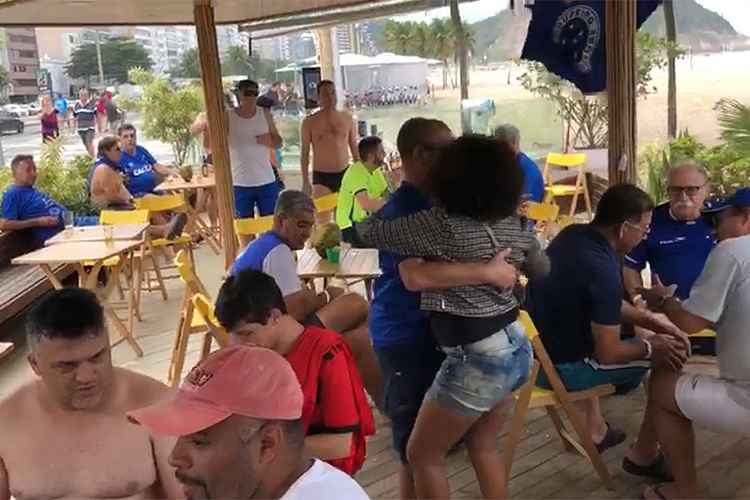 Em Copacabana, cruzeirenses fecharam espaço em bar, armaram roda de samba e iniciaram a festa
