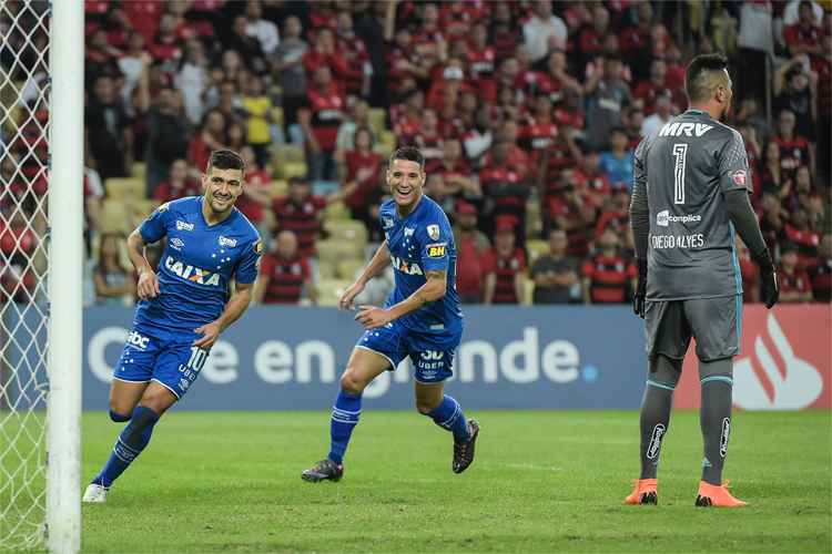Arrascaeta e Thiago Neves (ao fundo) marcaram os gols do Cruzeiro sobre o Flamengo, no Maracanã