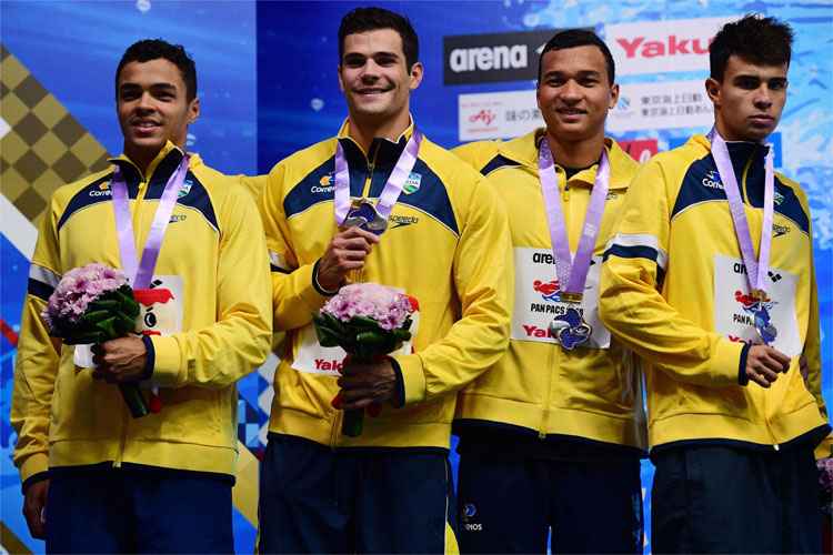 Nadadores brasileiros herdaram medalha de ouro do time dos EUA, que foi eliminado