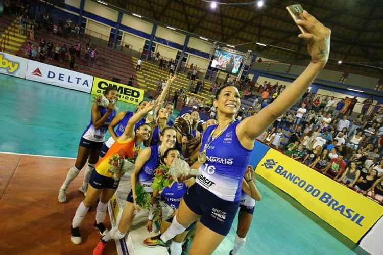 Tandara, com o Osasco, na cidade natal dela: vitória sobre o Brasília Vôlei, no Sesi Taguatinga, em janeiro