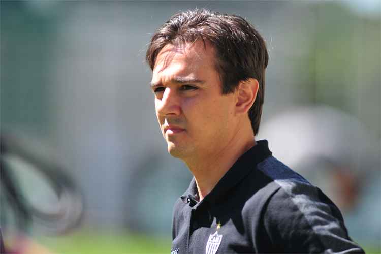 Thiago Larghi comemorou vitória do Atlético por 3 a 1 sobre o Santos, neste domingo, no Horto