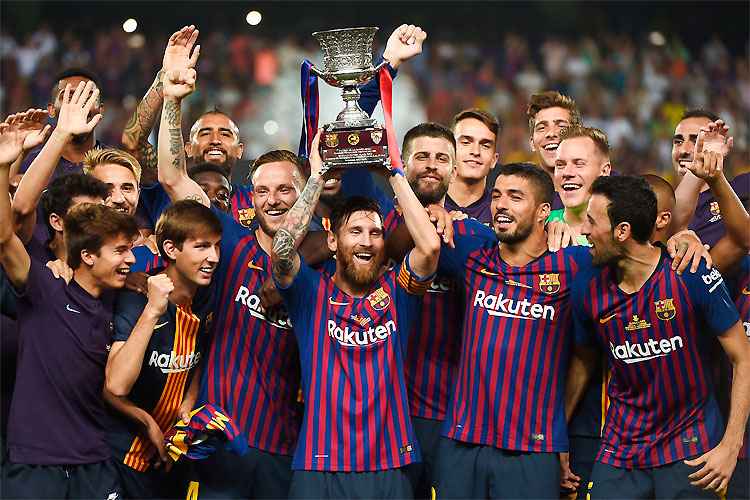 Com a braçadeira de capitão, Messi ergue a taça da Supercopa da Espanha em Tânger, no Marrocos