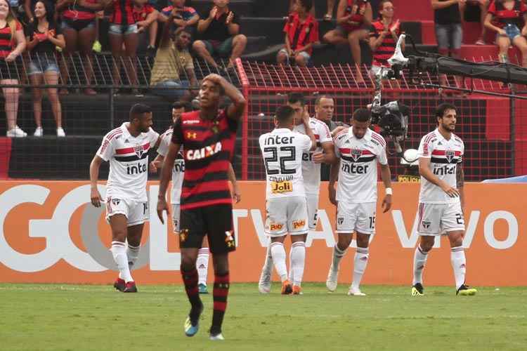 Diego Souza não comemorou gol que abriu placar e foi aplaudido por parte da torcida do Sport
