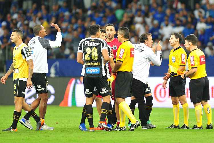 Árbitro encerrou a partida quando o centroavante Gabriel Barbosa arrancou em contra-ataque