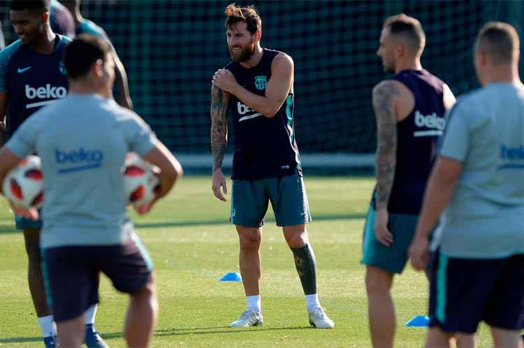 Argentino Messi segue comandando as ações no meio-campo do Barcelona