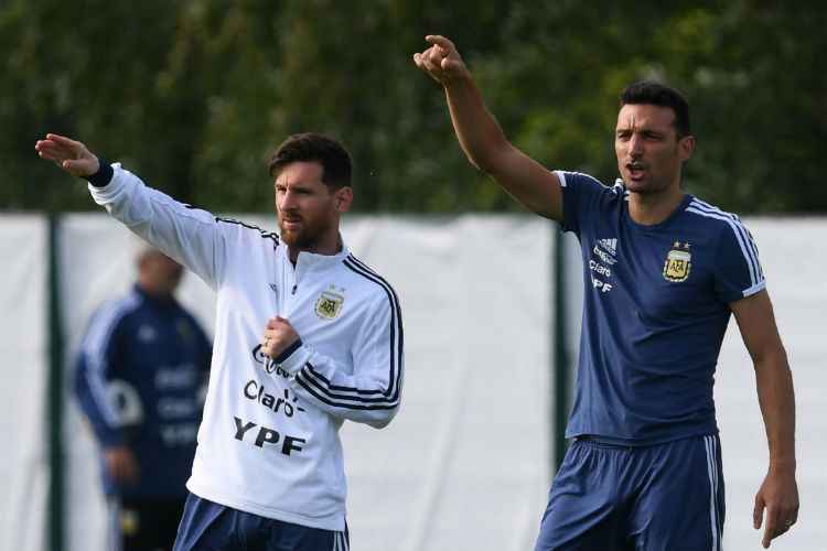 Scaloni concedeu nesta terça a sua primeira coletiva e falou sobre a ausência e futuro de Messi na seleção
