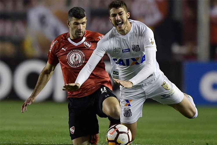 Gustavo Henrique tenta barrar investida de Gigliotti: Peixe se segura na defesa e arranca bom empate