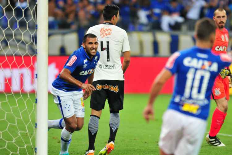 Nas quartas de final da Copa do Brasil de 2016, Cruzeiro venceu o Corinthians no Mineirão e avançou