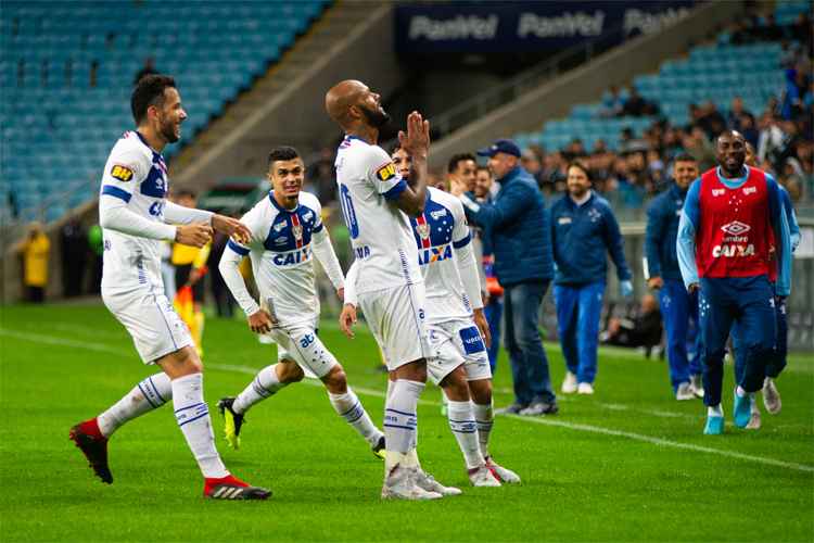 Após passe de cabeça de Barcos, Bruno Silva chutou forte com o pé esquerdo e mandou a bola no ângulo