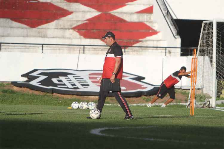 Roberto: "Não é hora de inventar, de colocar jogador que não joga há muito. É hora de certeza"