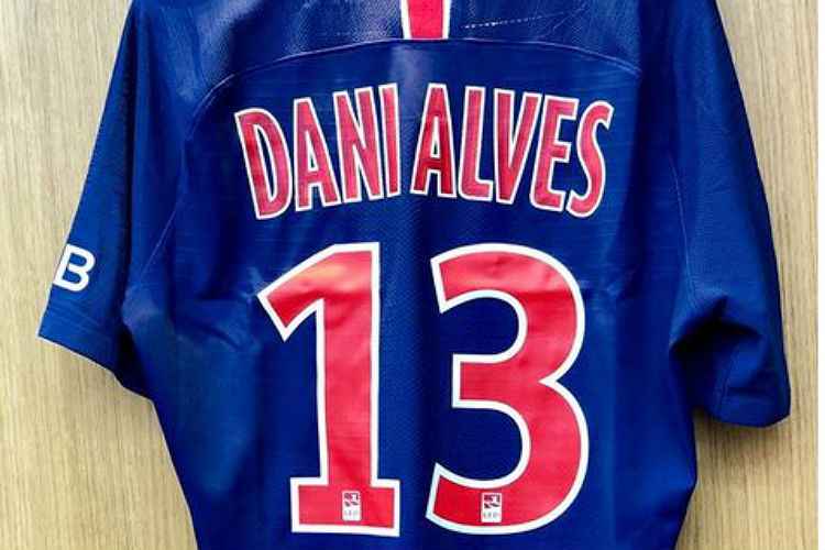 Daniel Alves publicou camisa 10 do PSG nas redes sociais e explicou troca de número para a temporada