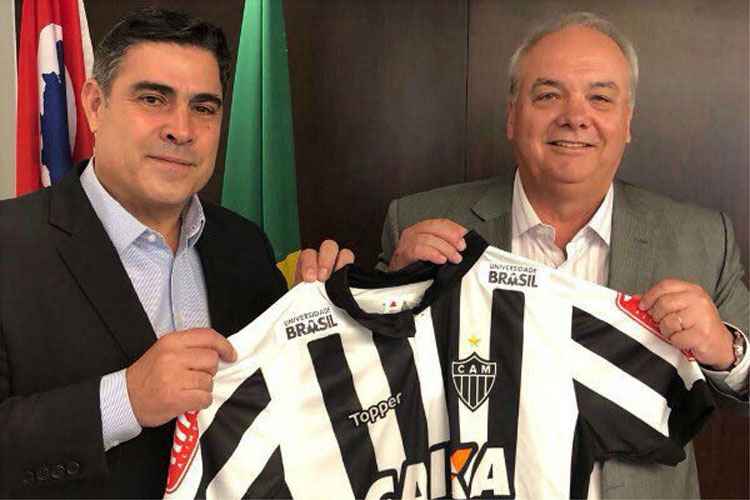 Presidente do Atlético, Sérgio Sette Câmara, ao lado do reitor da Universidade Brasil, Fernando Costa