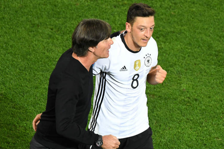 Löw admitiu que não teve contato com Özil desde a polêmica envolvendo jogador e Seleção Alemã